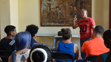 Profesor con alumnos