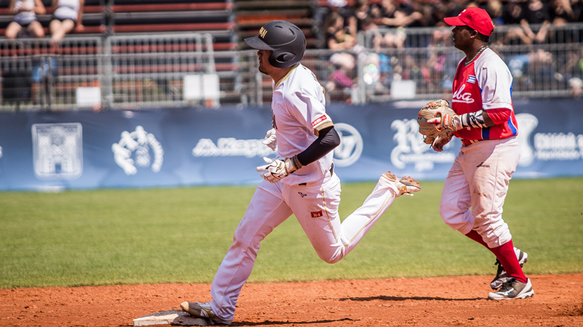 Béisbol, jugador corriendo