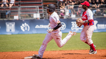 Béisbol, jugador corriendo