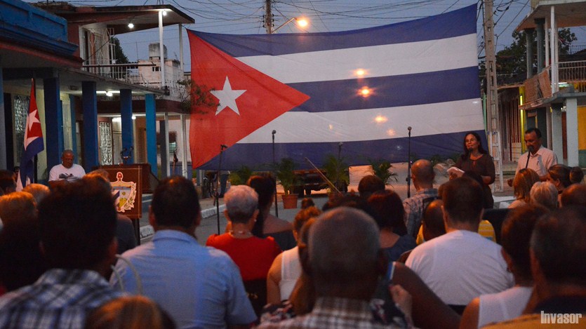 Personas, bandera, día de la dignidad avileña