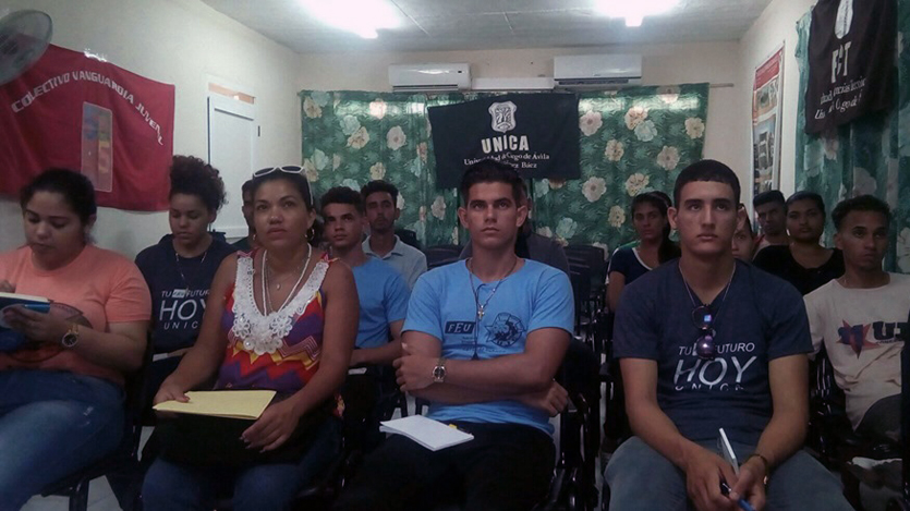 Jóvenes reunidos en la Asamblea de la UJC