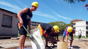 Estudiantes trabajan 