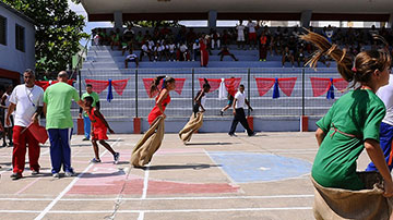 Niños juegan