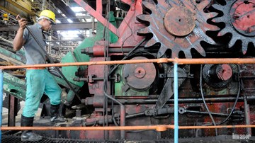 Jóven, máquina, proceso laboral