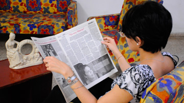 Mujer leyendo periódico