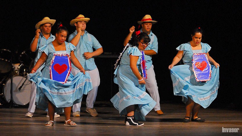 Niños bailan