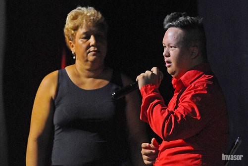 Niño canta