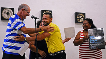 Joven recibe premio