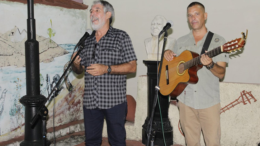 Larry Morales y hombre con guitarra