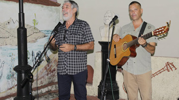 Larry Morales y hombre con guitarra