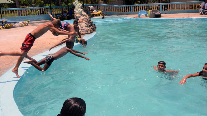 Niños, vacaciones piscina