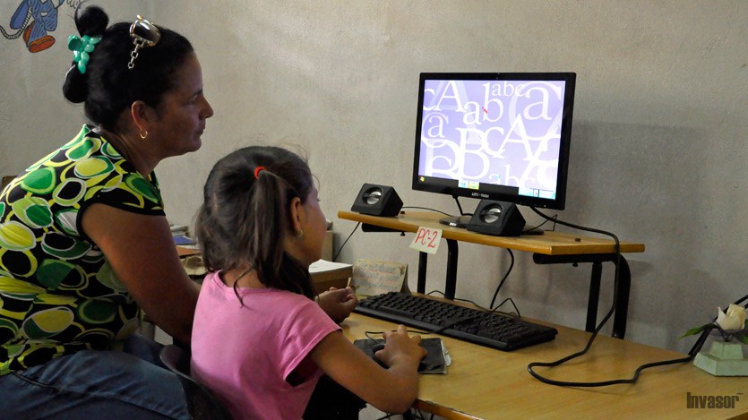 Maestra imparte clases de computación