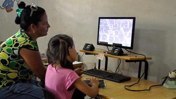 Maestra imparte clases de computación