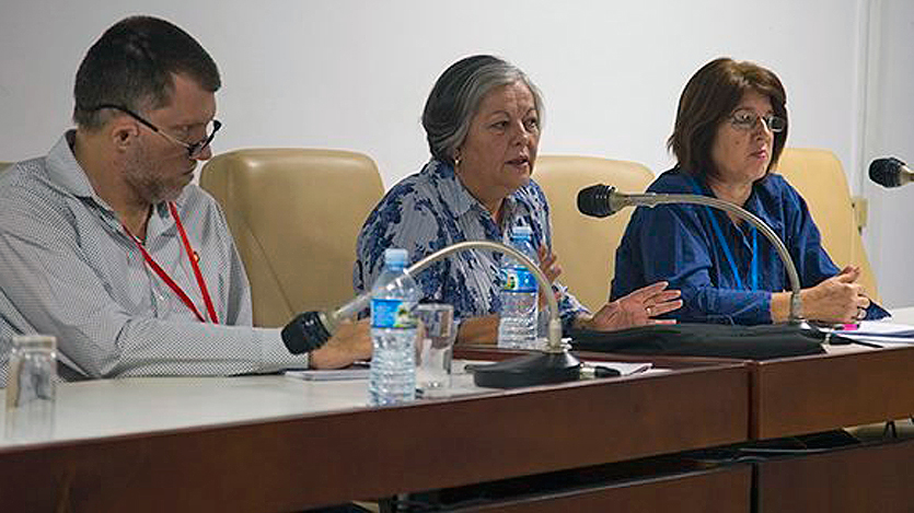 Personas sentadas a la mesa, reunión
