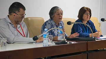 Personas sentadas a la mesa, reunión