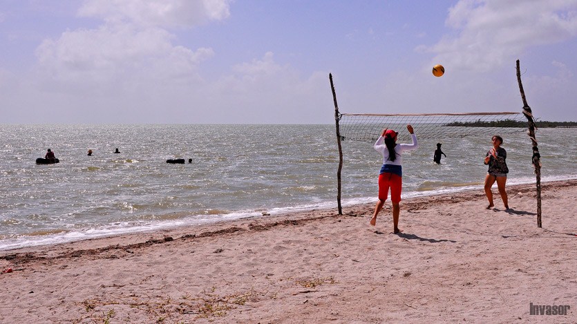Las excursiones a ríos y playas están entre las actividades preferidas por los participantes en los campamentos de verano organizados por la UJC. Foto: Alejandro García Sánchez