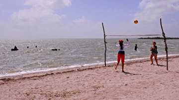 Jóvenes juegan en la playa
