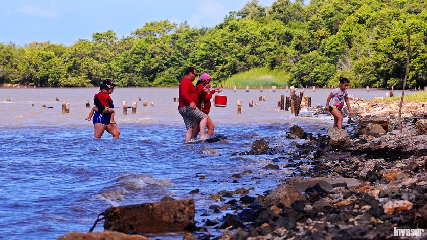 Familia en la playa, piedras