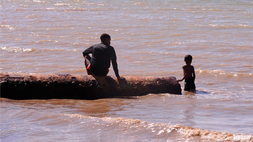 Hombre y niño en la playa