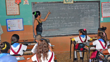 Maestra con alumnos