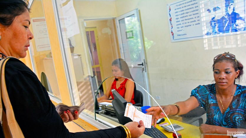 Mujeres, recibo de corriente