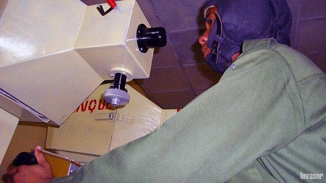 Soldado en aula de conducción de tanques