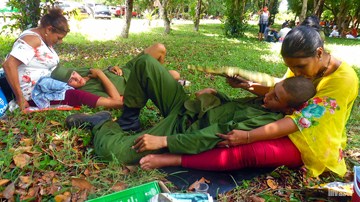 Dos soldados y sus madres