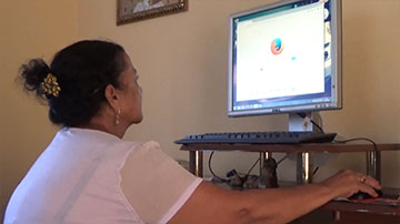 Mujer en la computadora 