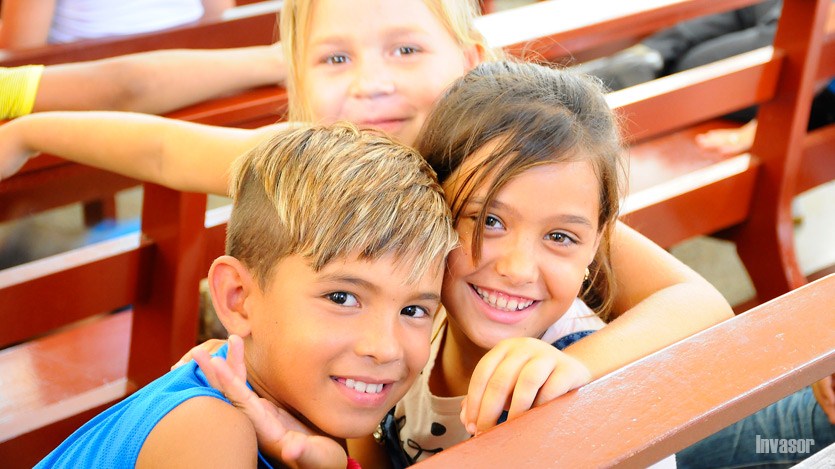 Niños riendo
