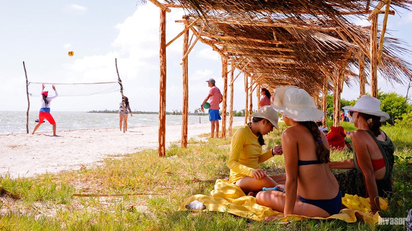 Jóvenes en la playa