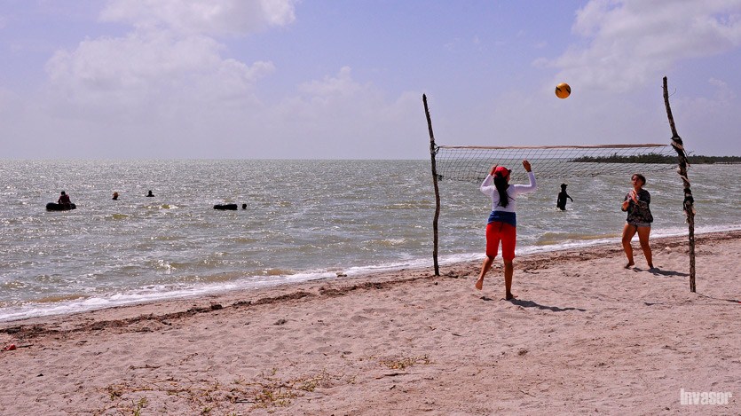 Juego de voleibol en la playa