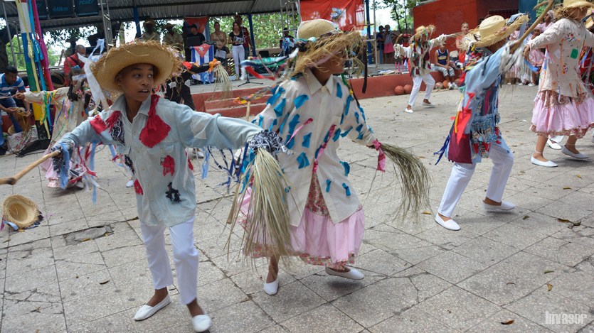 Niños bailan