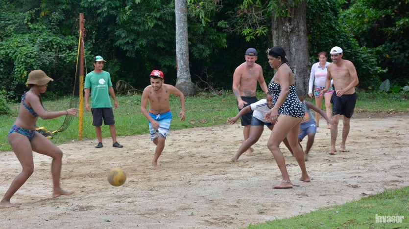 Campistas juegan fútbol