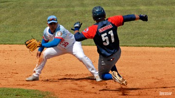 Béisbol, jugador corriendo