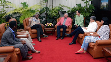 Miguel Díaz-Canel y Danny Glover