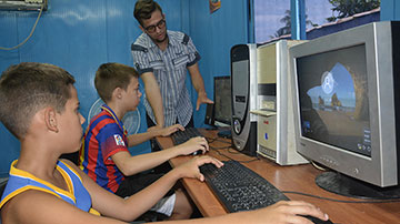 Niños en el Joven Club