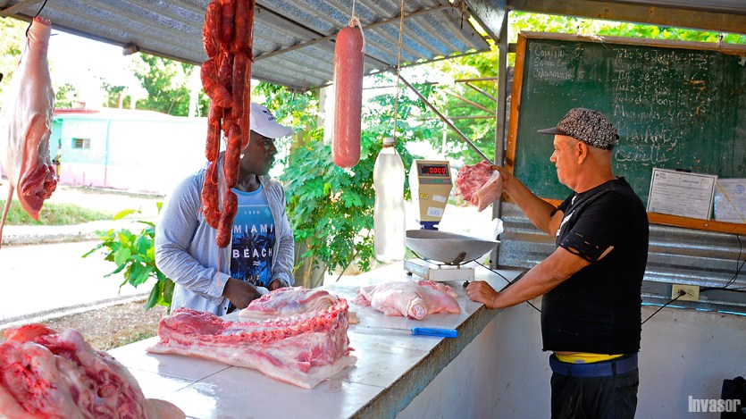 Personas vendiendo porductos, mercado