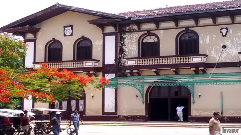 Vista frontal de la terminal de Ferrocarril de Morón