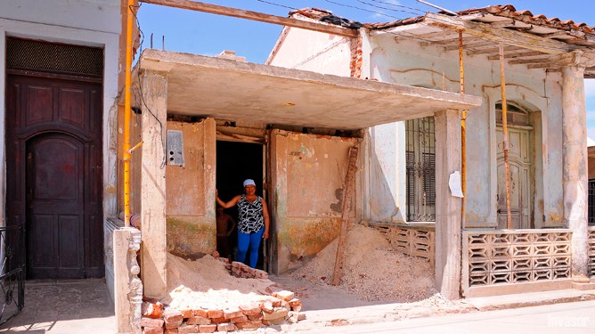 Mujer, portal, materiales de la construcción