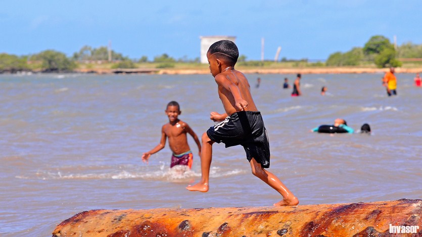 Niño, playa, fondo marino