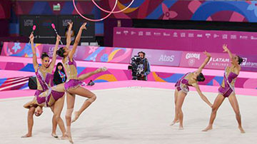 Quinteto de gimnastas