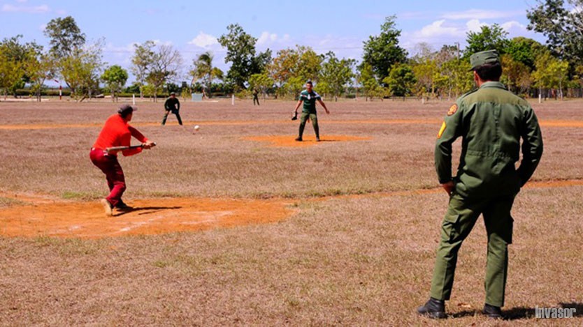 Jóvenes juegan béisbol