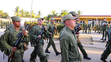 Jóvenes con fusiles