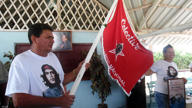 Hombre y mujer con bandera