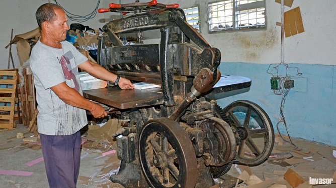 Máquina, hombre a la izquierda