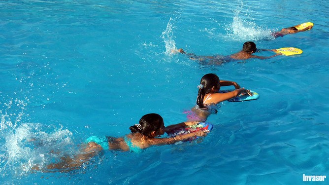 Niños, piscina, agua