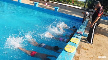 piscina, niños aprendiendo a nadar