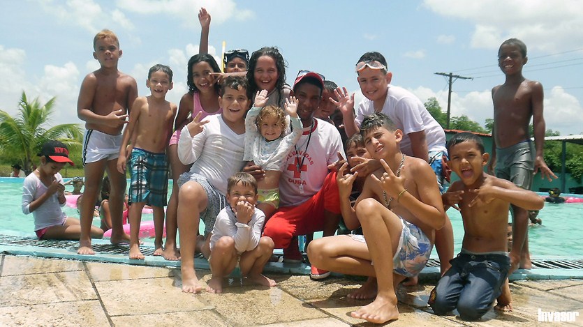 Grupo niños y salvavidas