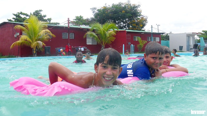 Niños sobre balsa