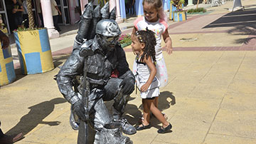 Estatua con niñas